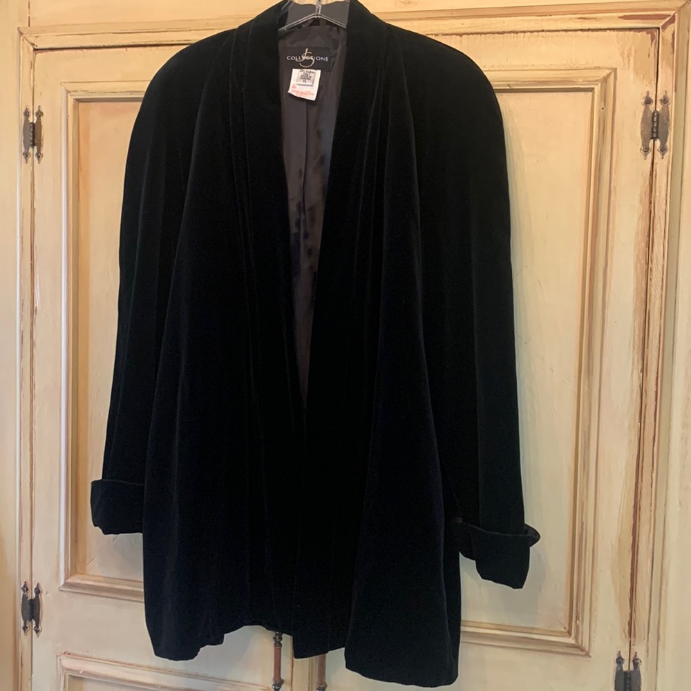 Size XL. Black velvet drape coat, fully lined. Cuff sleeves, side slit pockets.